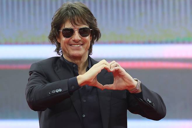 배우 톰 크루즈 주연의 영화 '미션 임파서블: 파이널 레코닝'이 올해 국내 개봉작 중 흥행 1위에 올랐다. 사진은 지난 5월 서울 송파구 롯데월드 아이스링크 행사장에서 팬들에게 손하트를 보여주고 있는 톰 크루즈./연합뉴스