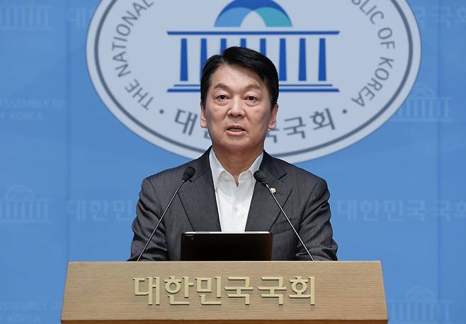 국민의힘 안철수 혁신위원장이 7일 서울 여의도 국회 소통관에서 기자회견을 열고 혁신위원장 사퇴 및 전당대회 출마를 밝히고 있다. /남강호 기자