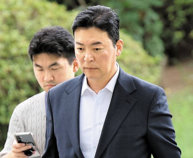 前경호차장 특검 출석 - 3일 김성훈 전 경호처 차장이 '내란 특검' 조사를 받기 위해 출석하고 있다. /장경식 기자