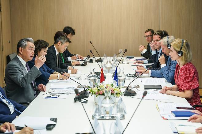 2일 브뤼셀에서 열린 중국ㆍ유럽연합 외교 회담에서 왕이 외교부장이 카야 칼라스 EU 외교ㆍ안보 고위대표를 보며 발언하고 있다./신화 연합뉴스