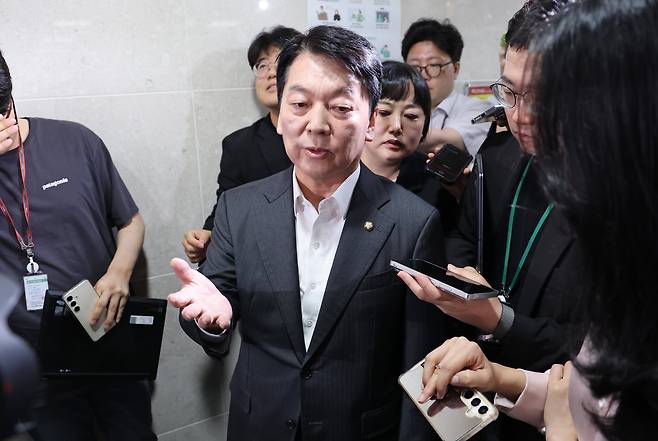 국민의힘 안철수 혁신위원장이 7일 서울 여의도 국회 소통관에서 혁신위원장직을 사퇴하고 전당대회 출마 의사를 밝히는 기자회견을 마친 뒤 취재진의 질문에 답하고 있다. /남강호 기자