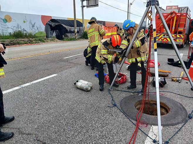 지난 6일 인천시 계양구 병방동 한 도로 멘홀에서 소방대원들이 실종자를 수색하고 있다. /인천소방본부 제공