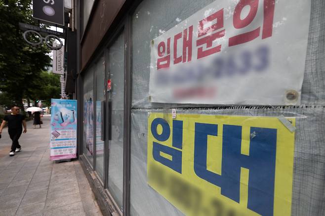 서울 시내의 한 점포에 임대 안내문이 게시돼 있다. /뉴스1