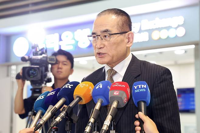 위성락 국가안보실장이 6일 오전 인천국제공항을 통해 미국으로 출국하기 앞서 취재진의 질문에 답하고 있다. 위성락 실장은 미국 측 인사들과 관세 등 현안 관련 논의에 나설 계획이다. /뉴스1