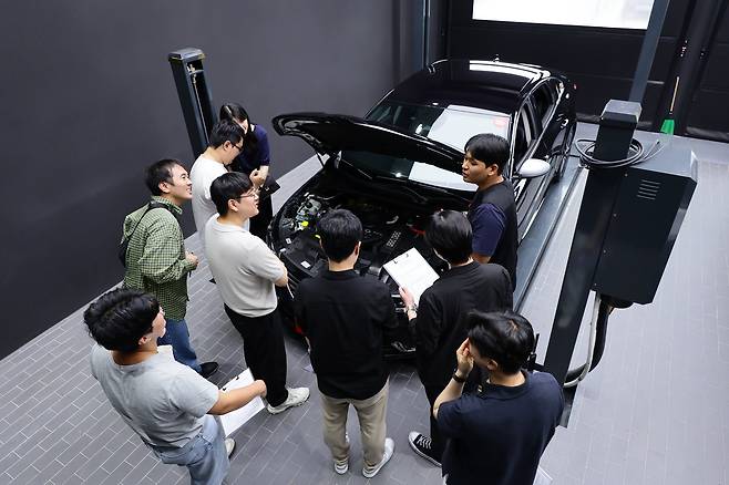 지난 4일 경기 수원시 엔카진단센터에서 중고차 사고 진단 체험을 하고 있는 엔카닷컴 신입직원들. /엔카닷컴 제공