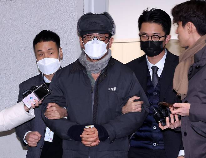 12·3 비상계엄 사태를 사전에 모의한 혐의를 받는 노상원 전 정보사령관이 지난해 12월 24일 서울 은평구 서부경찰서에서 검찰로 송치되고 있다. /뉴스1