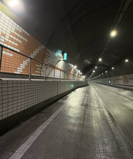 6일 오전 충남 보령시 오천면에 위치한 해저터널 도로 노면이 물에 젖어있다. 최다인 기자