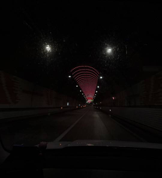 보령해저터널 내부 천장에 조명 콘텐츠가  펼쳐지고 있다. 최다인 기자