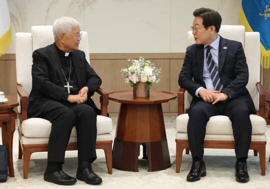 이재명 대통령이 7일 용산 대통령실에서 유흥식 추기경을 접견하고 있다. 연합뉴스