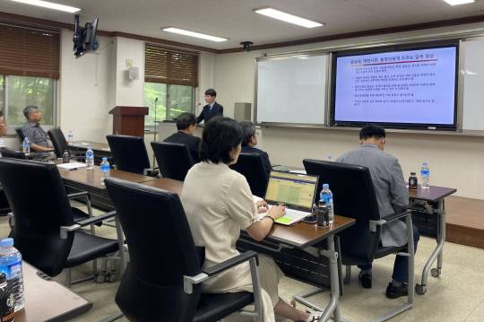 김종영 경희대 사회학과 교수가 7일 대전에 있는 충남대학교에서 '서울대 10개 만들기'를 주제로 특별 강연을 하고 있다. 이날 강연에는 충남대학교 부총장과 교수 등 대학 관계자 수십 명이 참석했다. 정인선 기자