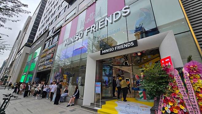 미니소 강남점 앞에 소비자들이 줄을 서서 기다리는 모습.ⓒ미니소코리아