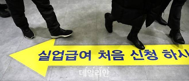 서울 마포구 서울서부고용복지플러스센터에서 구직자들이 실업급여 를 신청하고 있다. ⓒ뉴시스
