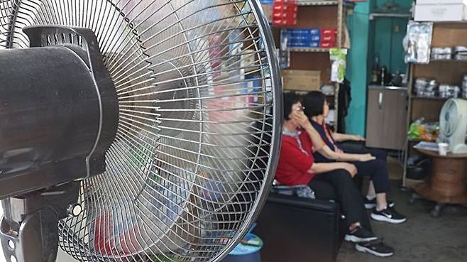 여름 더위가 본격적으로 시작된다는 절기 '소서(小暑)'인 7일 경남 밀양시 밀양아리랑시장 내 매장에서 선풍기 2대가 작동되고 있다. ⓒ연합뉴스