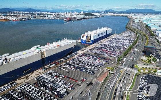 현대자동차 울산공장 수출선적부두에 입항한 현대글로비스의 자동차운반선. (현대자동차기아 제공) 2025.1.14/뉴스1