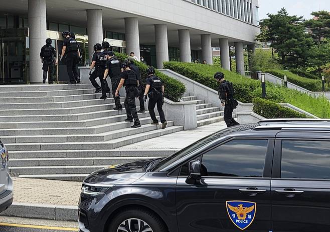 7일 광주 광산구 광주여자대학교 평생교육원 내 폭발물 설치 의심 신고가 접수돼 경찰특공대 폭발물 처리반이 수색 작업을 벌이고 있다. (사진 = 독자 제공) 2025.07.07. 광주=뉴시스