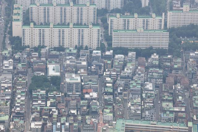 6일 서울 송파구 롯데월드타워 전망대에서 바라본 서울 시내 아파트 및 빌라단지. [연합뉴스]