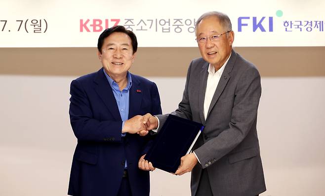 김기문 중소기업중앙회 회장(왼쪽)이 7일 오전 서울 여의도 중앙회 본관에서 류진 한국경제인협회 회장과 '대·중소기업이 함께하는 민생살리기 업무협약(MOU)'을 체결하고 기념 촬영을 하고 있다.