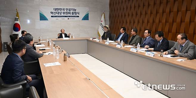 대한민국 인공지능혁신 대상 위원회 출범식이 7일 국제미래학회, 전자신문, 대한민국 인공지능포럼, 국회 미래정책연구회 공동 주관으로 서울 전자신문 본사에서 열렸다. 오명 전 과학기술부 부총리가 회의 안건에 대해 논의하고 있다.  김동욱기자 gphoto@etnews.com