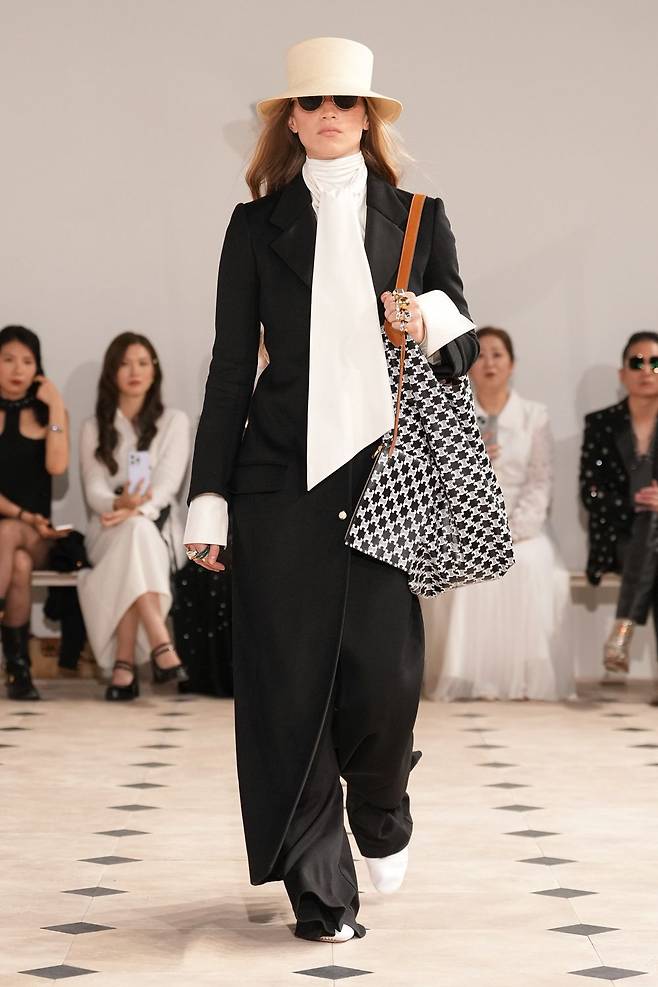 디자이너 교체 이후 첫 컬렉션 공개한 셀린느