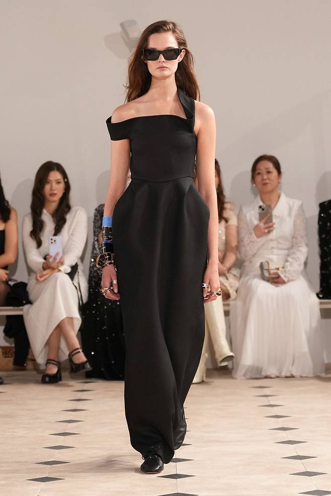 디자이너 교체 이후 첫 컬렉션 공개한 셀린느