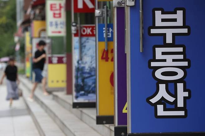 서울의 한 부동산 중개업소 앞에 시민이 오가고 있다. 사진=연합뉴스