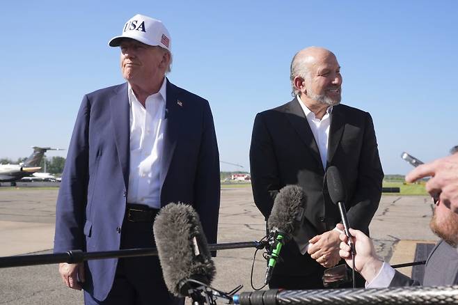 미국의 도널드 트럼프 대통령(왼쪽)과 하워드 러트닉 미국 상무장관이 6일(현지시간) 미국 뉴저지주 모리스타운에서 전용기에 오르기 전에 기자들의 질문을 받고 있다.AP연합뉴스