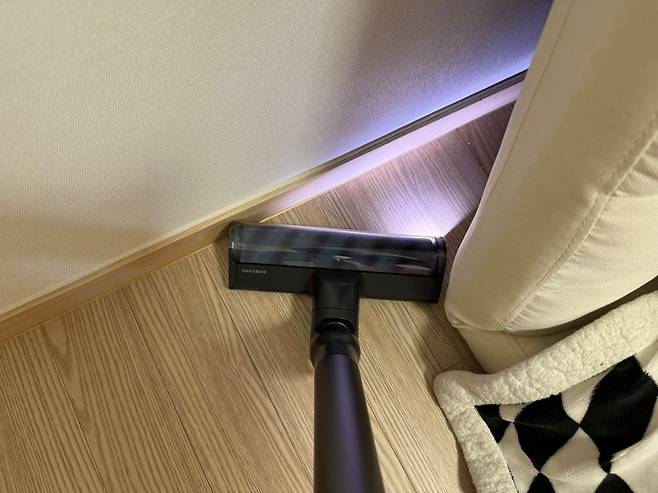 삼성전자 '비스포크 AI 제트 400W'는 LED 조명을 통해 소파 뒤 등 잘 보이지 않는 곳까지 먼지 청소를 가능하게 한다.