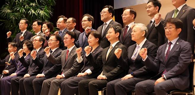 김민석 국무총리(앞줄 왼쪽 다섯번째)가 7일 세종시 정부세종청사 대강당에서 취임식을 마친 뒤 각 부처 장관들과 기념촬영을 하고 있다. 이재명 대통령은 이날 김 총리와의 첫 주례 회동에서 "국정 집행을 총리가 책임지고 잘 챙겨달라"고 말했고 김 총리는 "국정과제 이행 상황 점검이나 사회적 갈등 해결 등에 대해 조정하고 집행을 해나가겠다"고 보고했다. 뉴시스