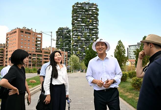 오세훈 서울시장(오른쪽 두번째)이 지난 4일(현지시간) 이탈리아 밀라노의 도시공간 혁신사례인 '포르타 누오바' 지구를 살피고 있다. 서울시 제공