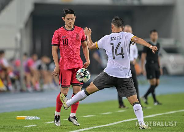 이동경(왼쪽, 남자 축구대표팀), 가오톈이(중국). 서형권 기자