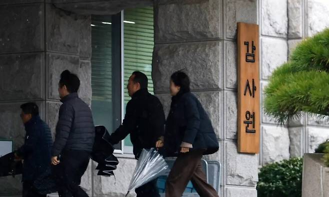 감사원 직원들이 점심식사를 마친 뒤 감사원 청사 안으로 들어가고 있다. 김혜윤 기자 unique@hani.co.kr