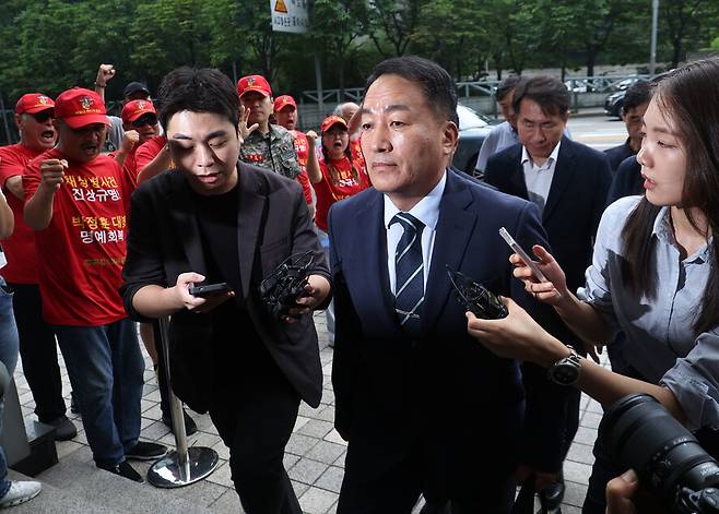김계환 전 해병사령관이 해병대 예비역 연대 회원들의 항의 구호를 들으며 7일 오전 서울 서초구 채 상병  특검사무실로 출석하고 있다. 윤운식 선임기자 yws@hani.co.kr