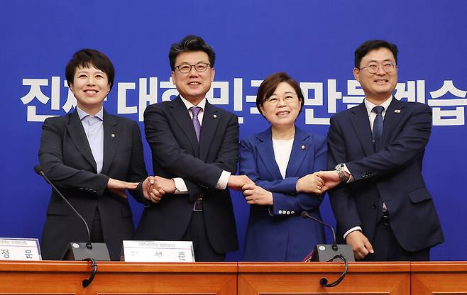 여야 정책위원회 의장 등이 7일 국회에서 회동하고 있다. 왼쪽부터 김은혜 국민의힘 정책수석부대표, 진성준 더불어민주당 정책위의장, 김정재 국민의힘 정책위의장, 이정문 민주당 정책위 수석부의장. 연합뉴스