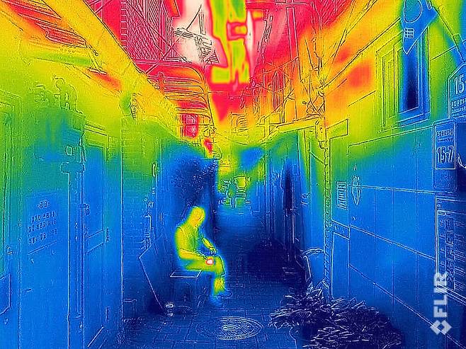 7일 오후 서울 종로구 돈의동 쪽방촌에서 주민들이 쿨링포그 아래에 앉아 더위를 식히고 있다. 열화상 카메라로 촬영한 이 사진의 붉은 부분은 최고 36.1도, 푸른 부분은 26.1도로 측정됐다. 김영원 기자 forever@hani.co.kr