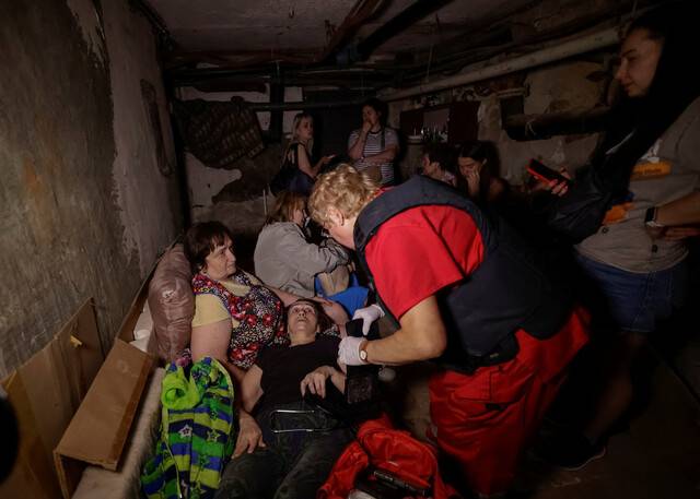 러시아군의 드론 공습 동안 우크라이나 하르키우주의 한 아파트 지하에서 의료진이 시민을 진찰하고 있다. 로이터 연합뉴스