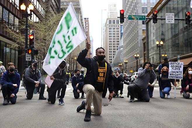 2021년 4월13일 ‘흑인의 생명은 소중하다’ 시위에 나선 시민들이 무릎 꿇기를 하고 있다. AP 연합뉴스