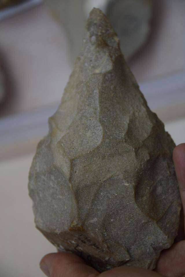 타분 동굴에서 출토된 아슐리안 주먹도끼