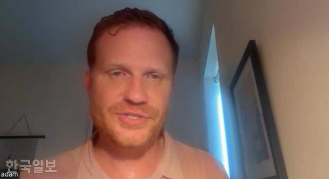 애덤 와인스타인 퀸시연구소 중동프로그램 부국장이 1일 한국일보와 화상 인터뷰를 하고 있다. 그는 “적과의 외교는 가치 있는 일이지만 도널드 트럼프 대통령의 부족한 인내심이 문제”라고 말했다. 줌 화면 캡처