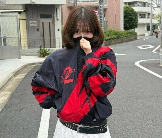 5월 27일 그룹 '에스파'의 멤버 카리나가 본인 인스터그램에 올린 사진. 옷에 적힌 숫자 2번과 붉은색 패턴 탓에 국민의힘 지지를 표명한 게 아니냐는 해석을 낳았다. 카리나 인스타그램 캡처