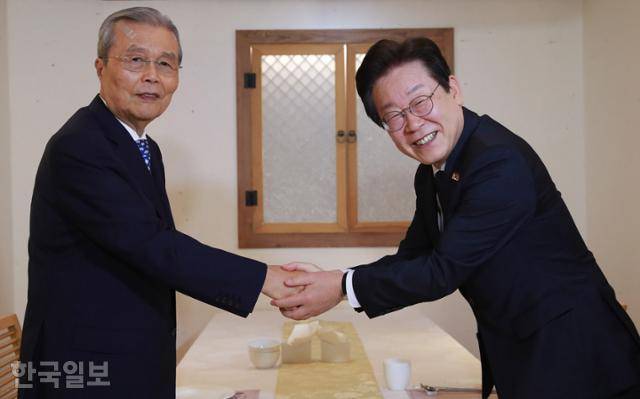지난해 9월 12일 이재명 당시 더불어민주당 대표와 김종인 전 국민의힘 비상대책위원장이 서울 종로구 광화문의 한 식당에서 회동, 악수하고 있다. 국회사진기자단