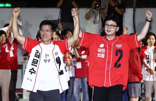 김문수(앞줄 왼쪽) 국민의힘 대선 후보와 한동훈(오른쪽) 전 국민의힘 대표가 제21대 대통령 선거 하루 전날인 지난달 2일 서울시청 앞 광장에서 손을 맞잡고 유세를 하고 있다. 뉴스1