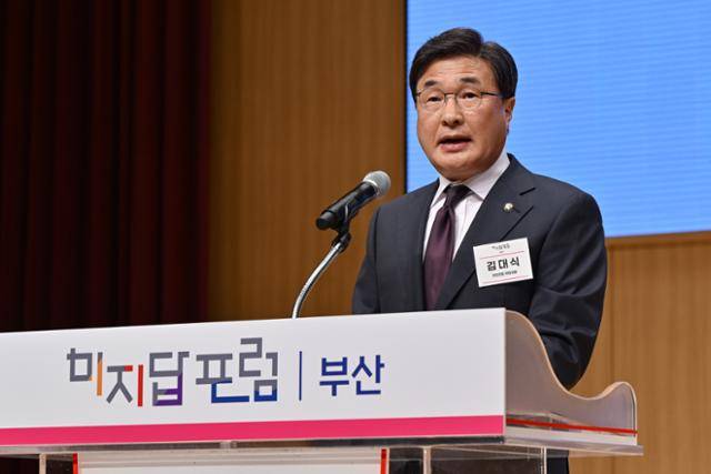 김대식 국민의힘 비상대책위원이 지난달 24일 부산 남구 BNK부산은행 본점에서 '청년이 다시 태어나도 살고 싶은 부산'을 주제로 열린 미지답 포럼에 참석해 축사하고 있다. 부산=하상윤 기자