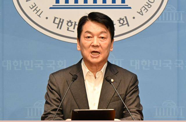 안철수 국민의힘 의원이 7일 국회 소통관에서 당 혁신위원장직 사퇴 결정을 발표한 뒤 당대표 출마를 선언하고 있다. 고영권 기자