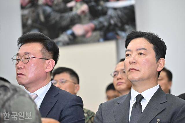 김성훈(오른쪽) 전 대통령경호처 차장, 이광우 전 경호본부장이 1월 22일 서울 여의도 국회에서 열린 윤석열 정부의 비상계엄 선포를 통한 내란 혐의 진상규명 국정조사특별위원회 청문회에 참석해 있다. 정다빈 기자