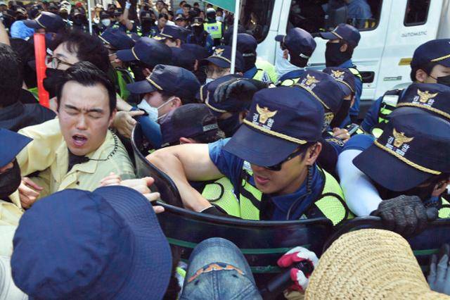 대구시청 공무원과 경찰이 지난 2023년 6월 대구 중구 중앙로 대중교통전용지구에서 열린 제15회 대구퀴어문화축제에서 몸싸움을 벌이고 있다. 한국일보 자료사진