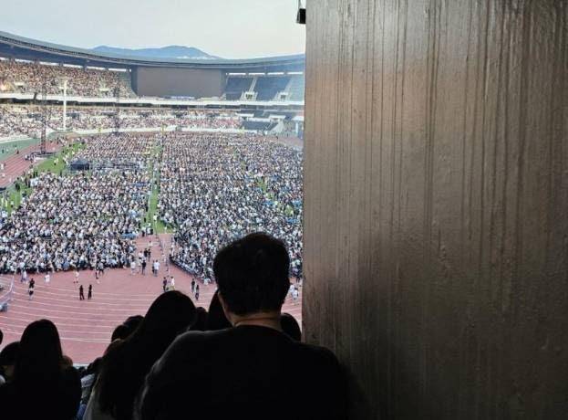 2023년 브루노 마스 내한 공연 당시 온라인에 올라온 '벽뷰' 좌석 전망 사진. 무대 시야가 우측 벽으로 인해 크게 제약됐다. 온라인 커뮤니티 캡처