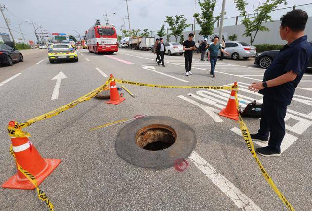 6일 40대 남성 1명이 심정지 상태로 구조되고 50대 남성 1명이 실종된 인천시 계양구 병방동 도로의 맨홀. 연합뉴스