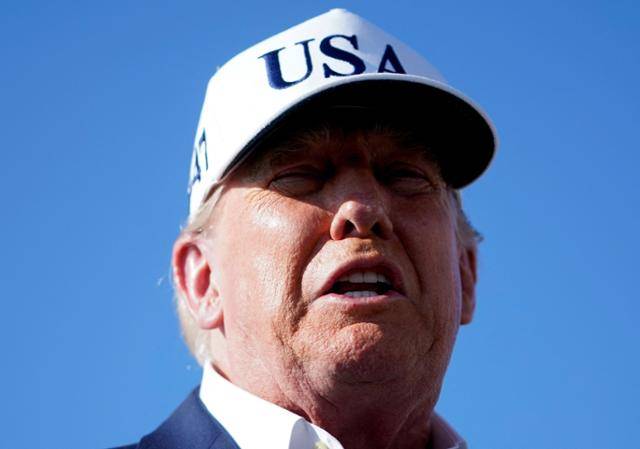 도널드 트럼프 미국 대통령이 6일 뉴저지주 모리스타운 공항에서 취재진에게 상호관세 부과 구상을 설명하고 있다. 모리스타운=로이터 연합뉴스