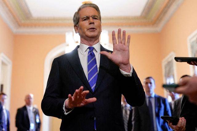 스콧 베선트 미국 재무장관이 지난달 27일 워싱턴 국회의사당에서 취재진 질문에 답하고 있다. 워싱턴=로이터 연합뉴스