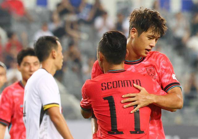 7일 경기 용인 미르스타디움에서 열린 중국과의 2025 동아시아축구연맹(EAFF) E-1 챔피언십(동아시안컵) 1차전에서 후반 쐐기골을 넣은 김주성이 문선민과 기쁨을 나누고 있다. 뉴시스